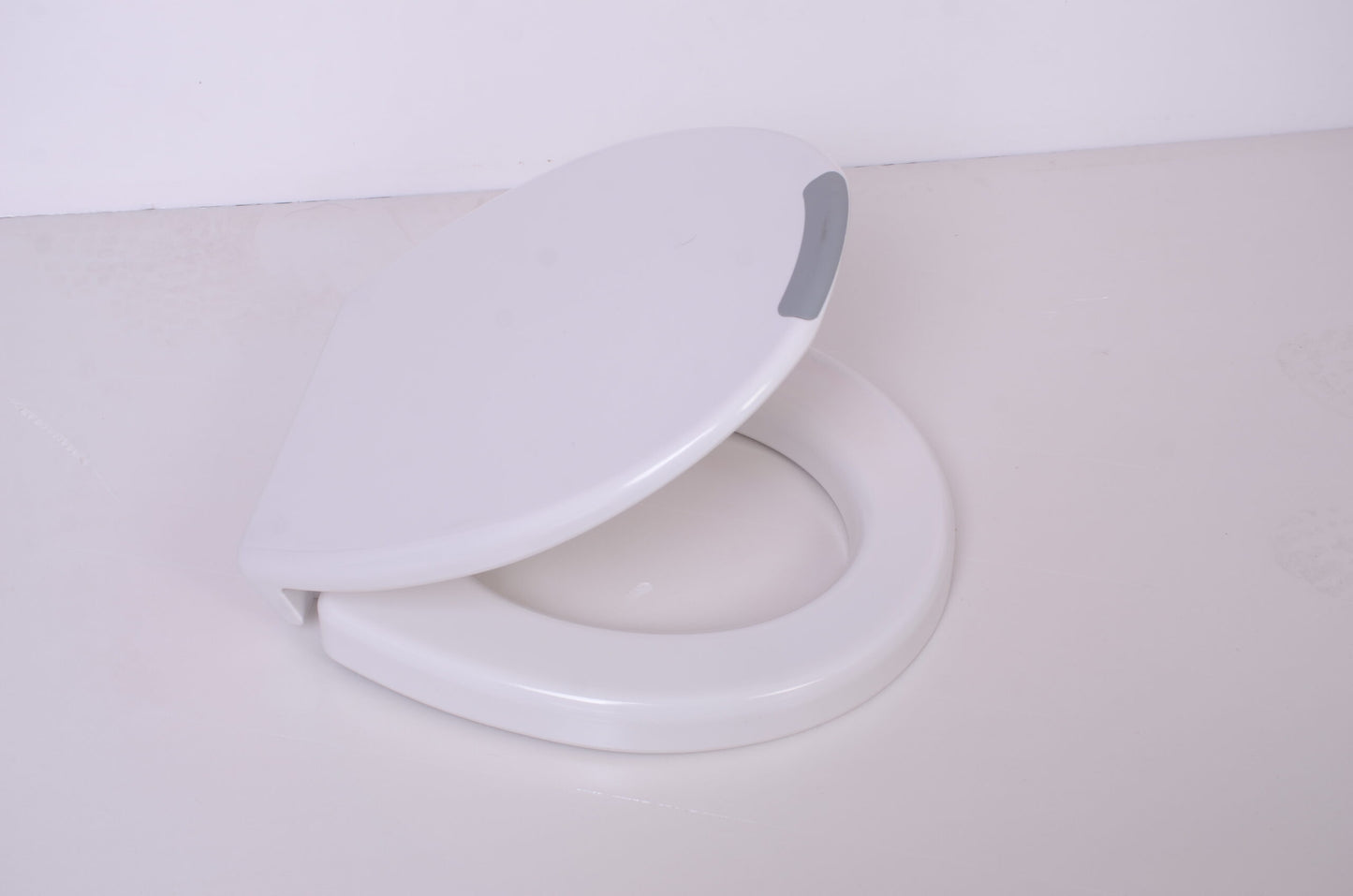 UF TOILET SEAT WITH ADJUSTABLE HEIGHT